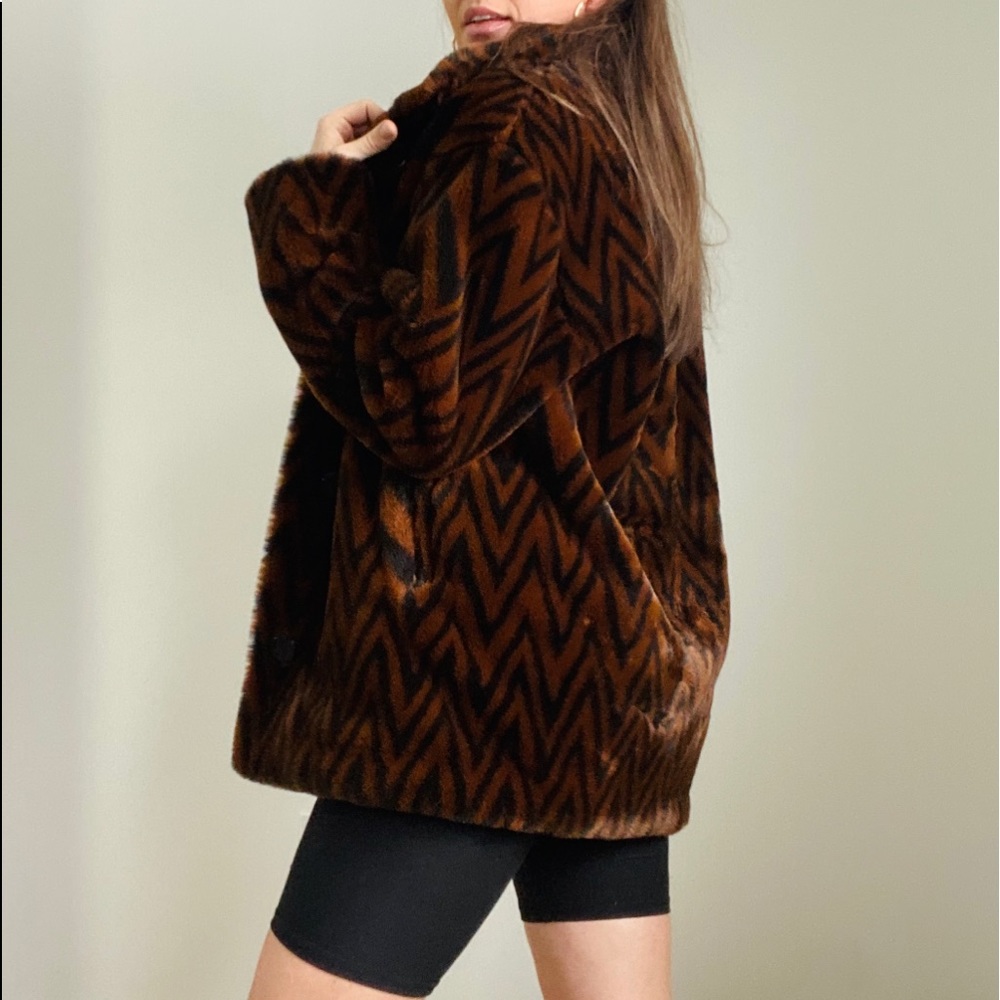 VINTAGE Oversized ZIGZAG Coat - Picture 10 of 16